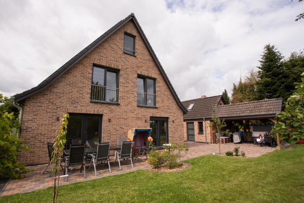 Großer Garten mit Terrasse.