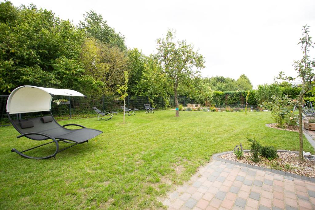 Liegestühle und Sitzmöglichkeiten sind im Garten ausreichend vorhanden.