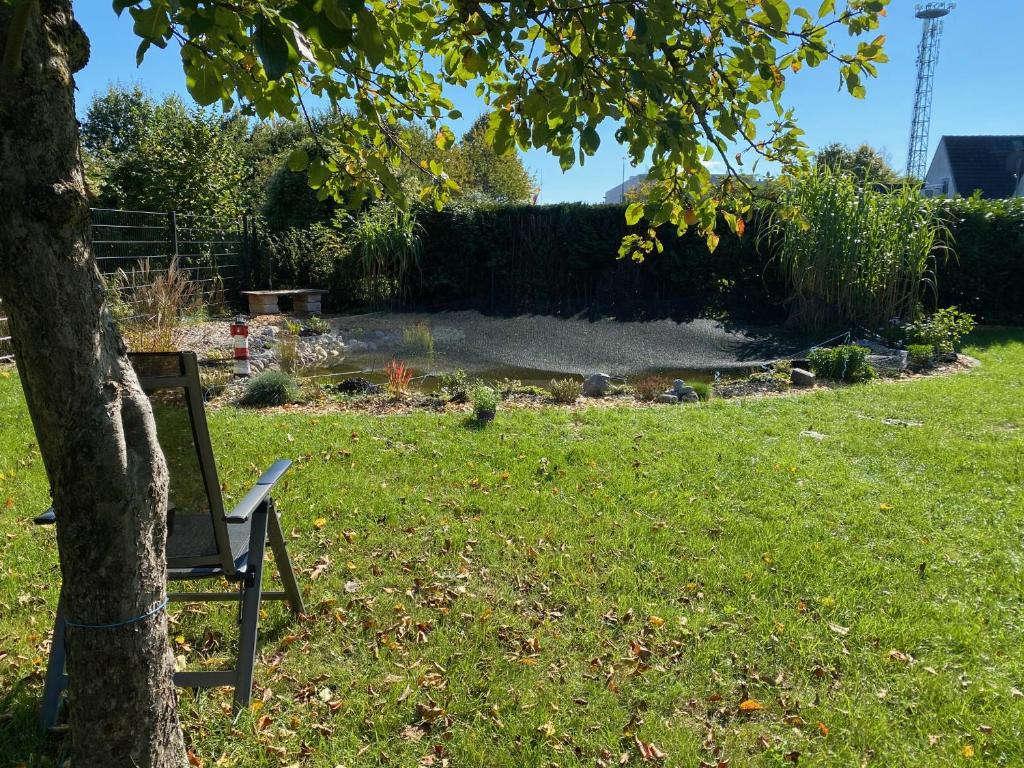 Im Schatten eines Baumes im Garten kann man ausspannen.