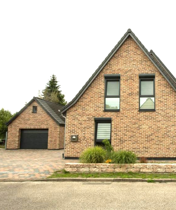 Das große Gästehaus bietet ausreichend Platz und Parkmöglichkeiten.